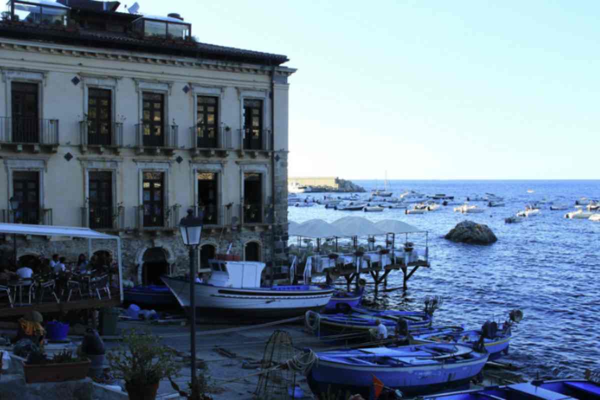 Oggi Chianalea è una meta imperdibile per chi desidera vivere un’esperienza autentica immersa nella natura e nella storia.