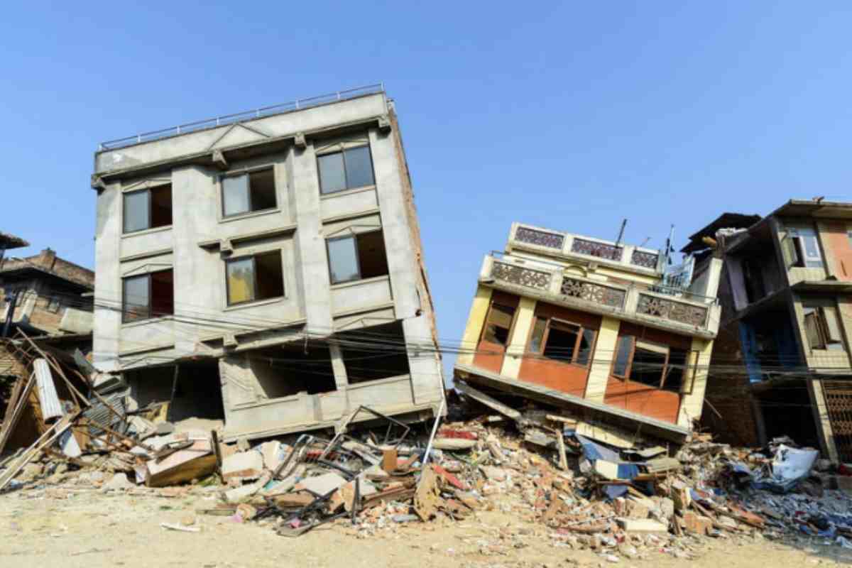Il bilancio del sisma è tragico: 309 vittime, più di 1.600 feriti e circa 80.000 sfollati. I danni materiali ammonterebbero a oltre 10 miliardi
