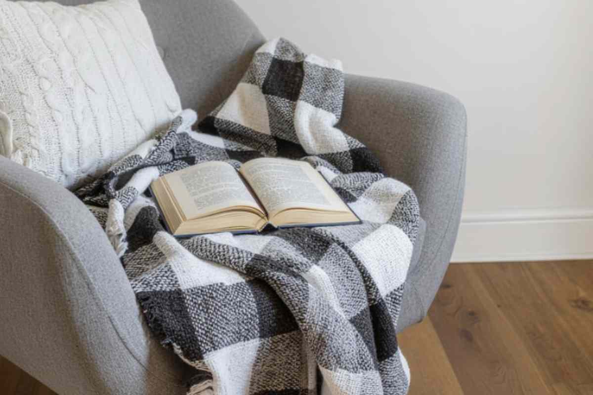 La corretta manutenzione di plaids e coperte passa anche dalla conoscenza delle caratteristiche dei materiali e dall’attenzione