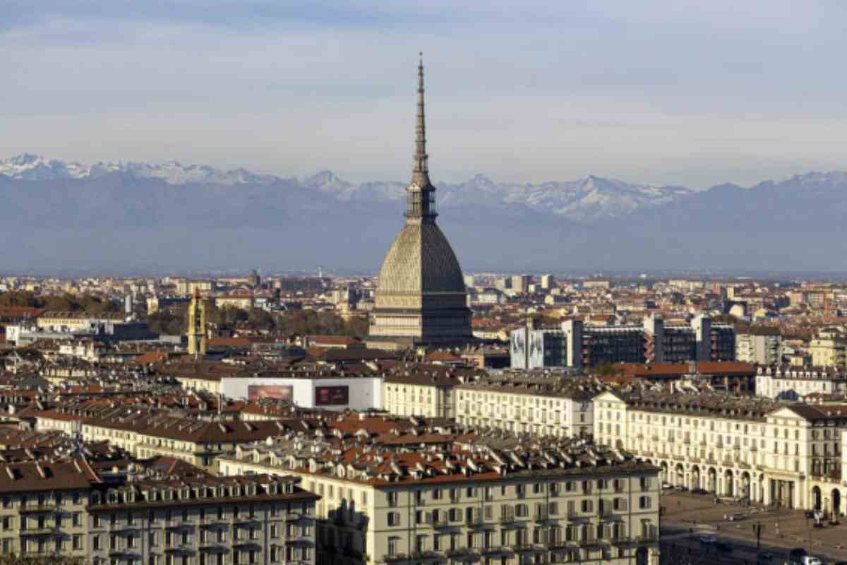 Nonostante la Spagna mantenga il primato europeo per ore di sole d’inverno, con località come Tenerife che raggiungono 850 ore di luce, l’Italia